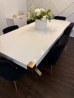 Dining Table with 6 Chairs included