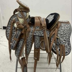 Montura Charra Bordada Cantinas Redondas 