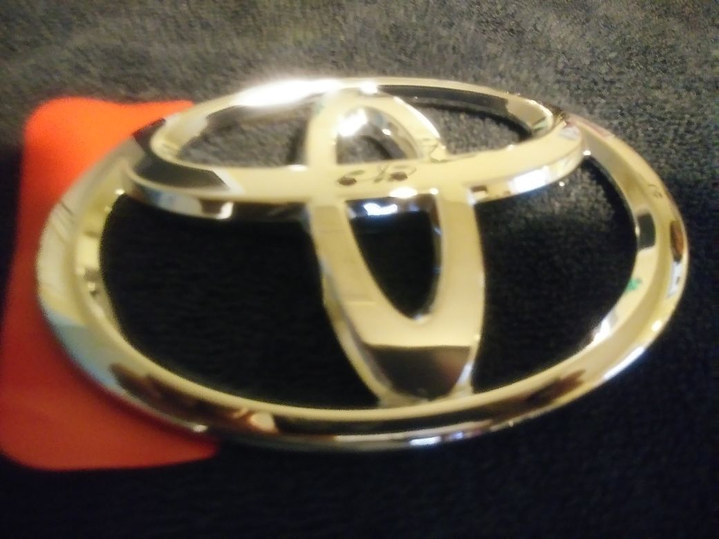 Toyota emblem new