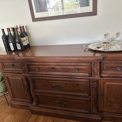 Hutch And Table With 6 Chairs 