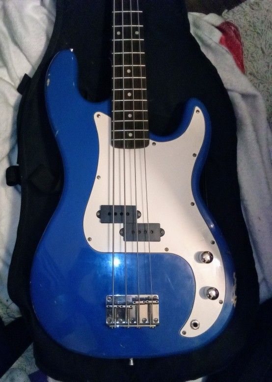 4 string bass guitar
