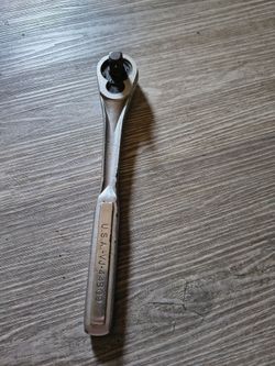 The Craftsman VJ-44809 is a classic, USA-made \(\frac{1}{2}\)-inch drive teardrop ratchet.
