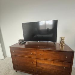 Barely Used 4 Piece Upholstery Queen Bedroom Set With Lamps And 40 Inch TV 