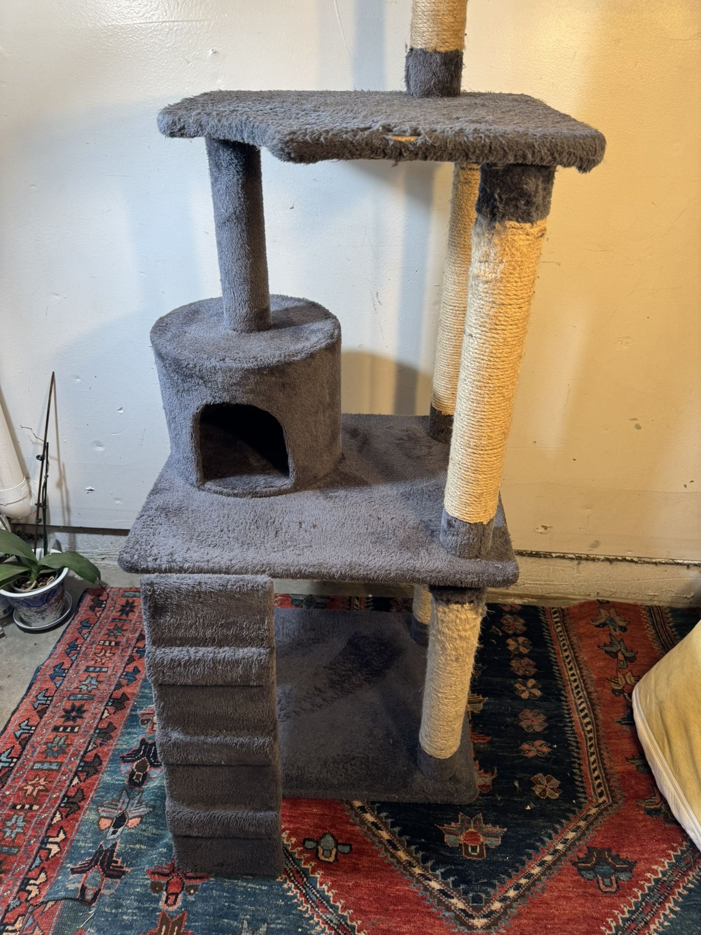 Cat Tower TRHEE