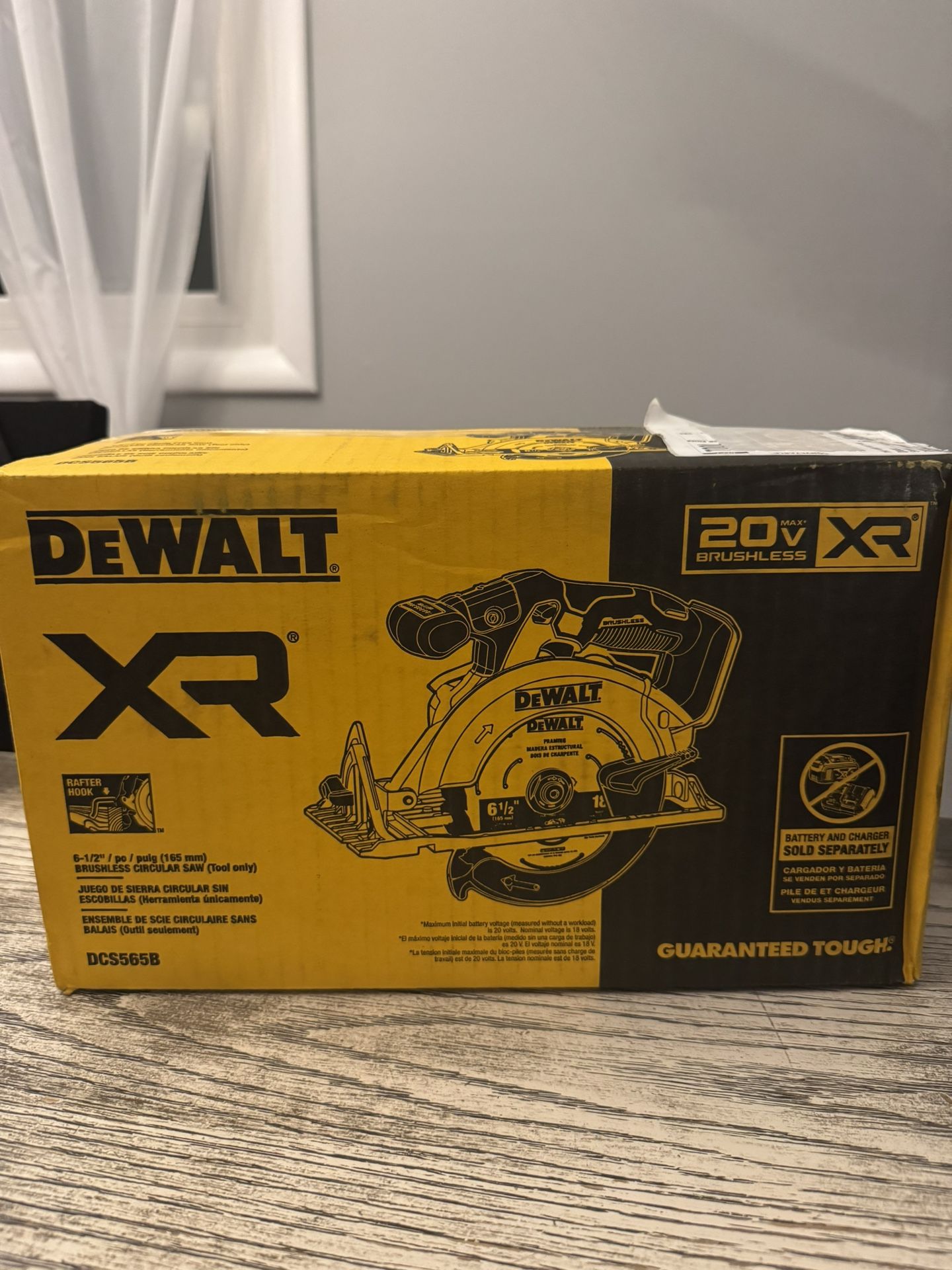 NEW DEWALT 20v XR CIRCULAR SAW 6-1/2” 