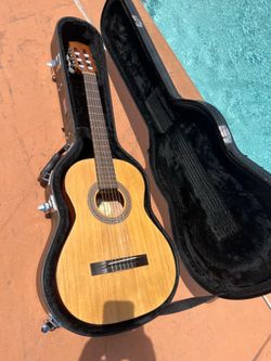 Fender MC-1 Classical Guitar + Gator Hard Case
