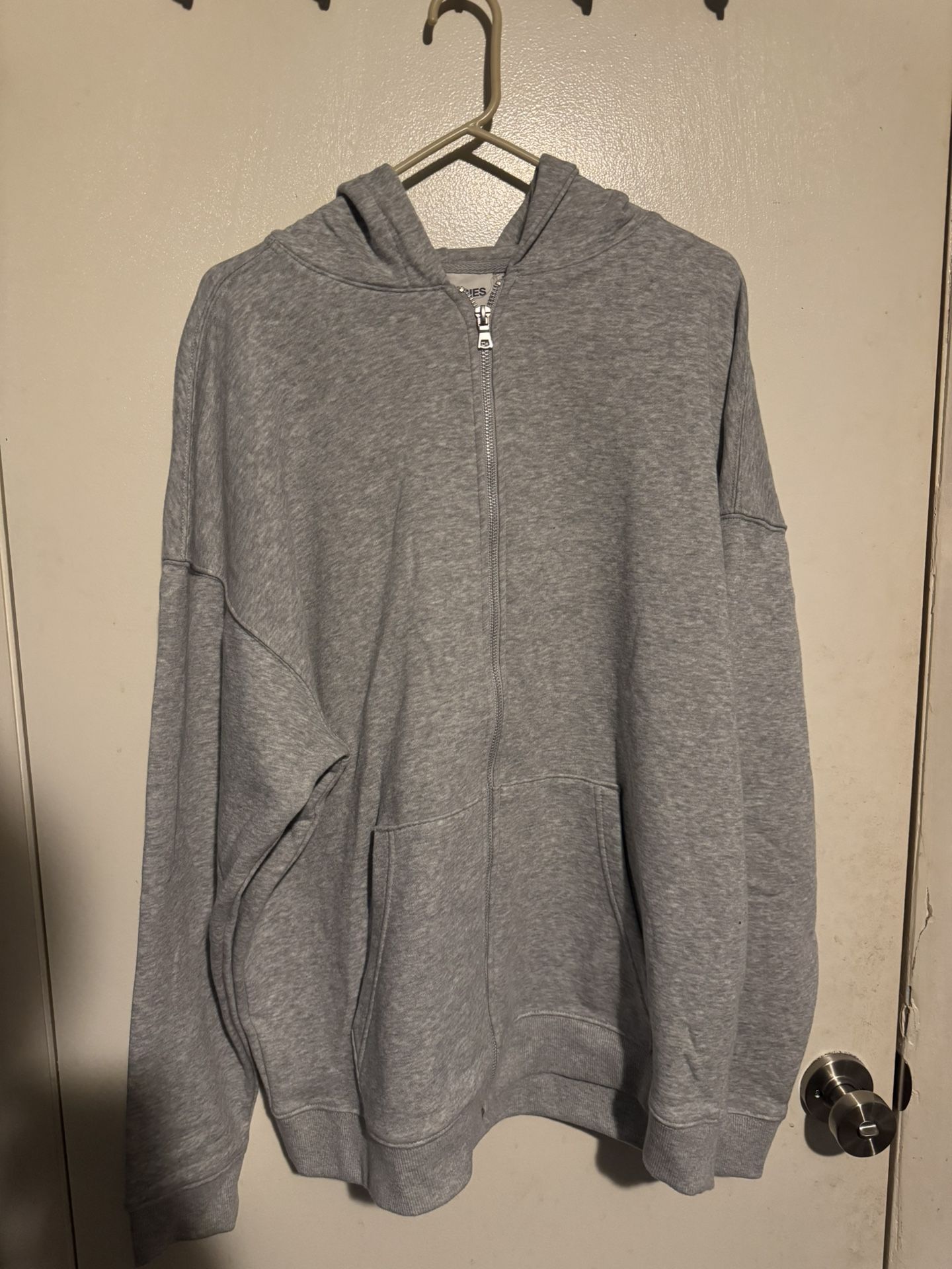 BRAND NEW NO BOUNDARIES SWEATER