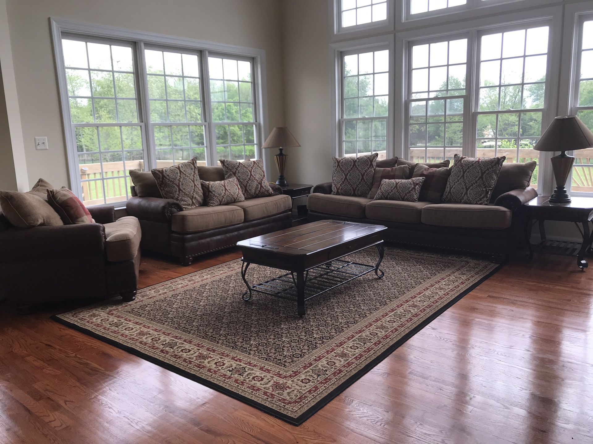 Gorgeous living room set (Like new)