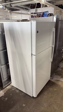 GE Garage-ready 21.9-cu ft Standard-Depth 33-in Wide Top-Freezer Refrigerator ( White) Garage Ready