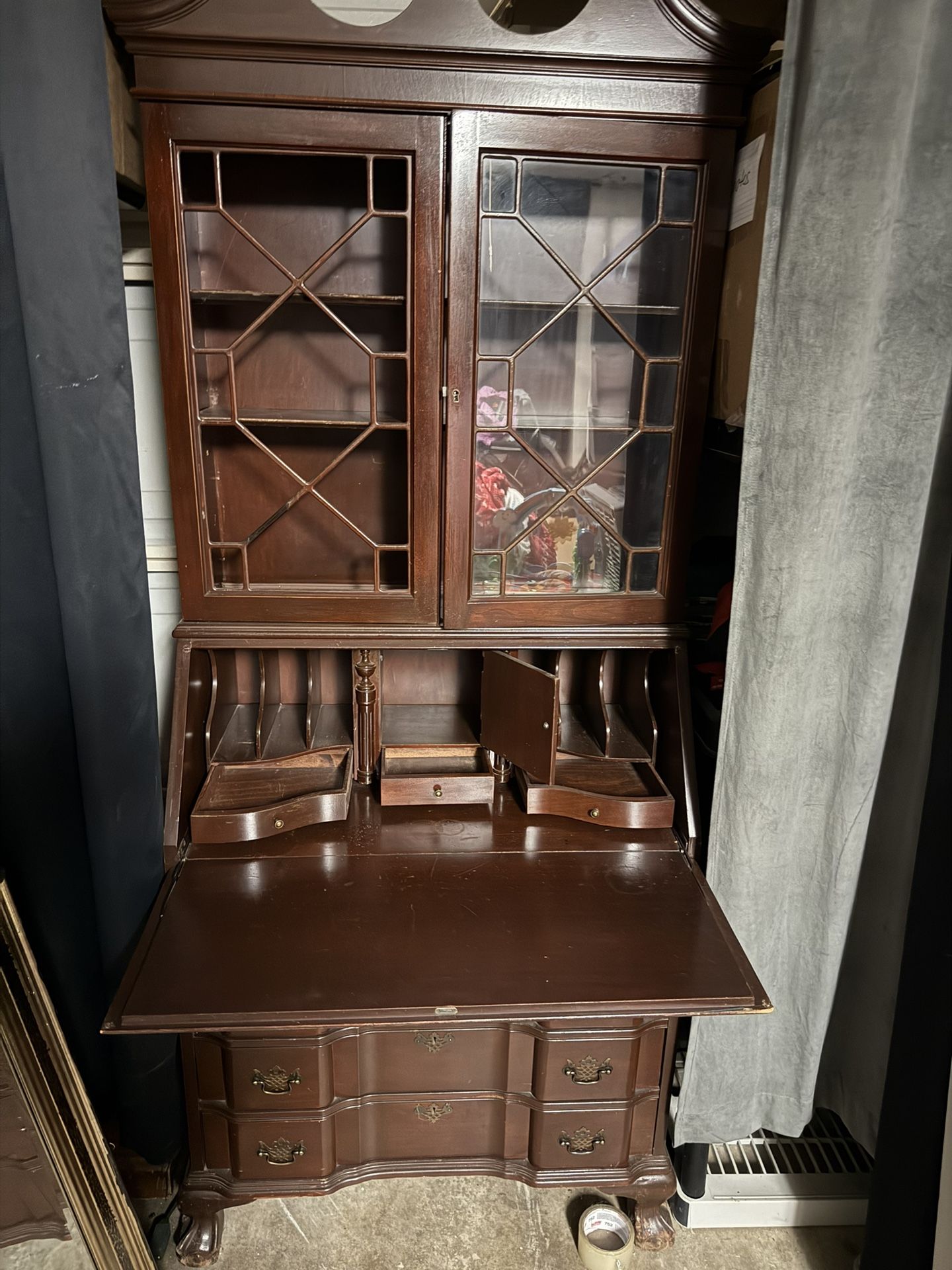 Antique Vitrina. Ojo Se Me Quebró Un Vidrio