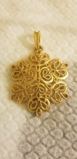 Vintage Trifari Gold Tone Filigree Snowflake Shape Pendant