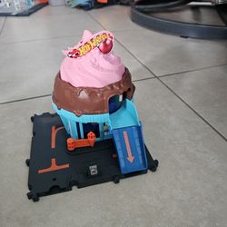 Hot Wheels City Downtown Ice Cream Swirl Playset