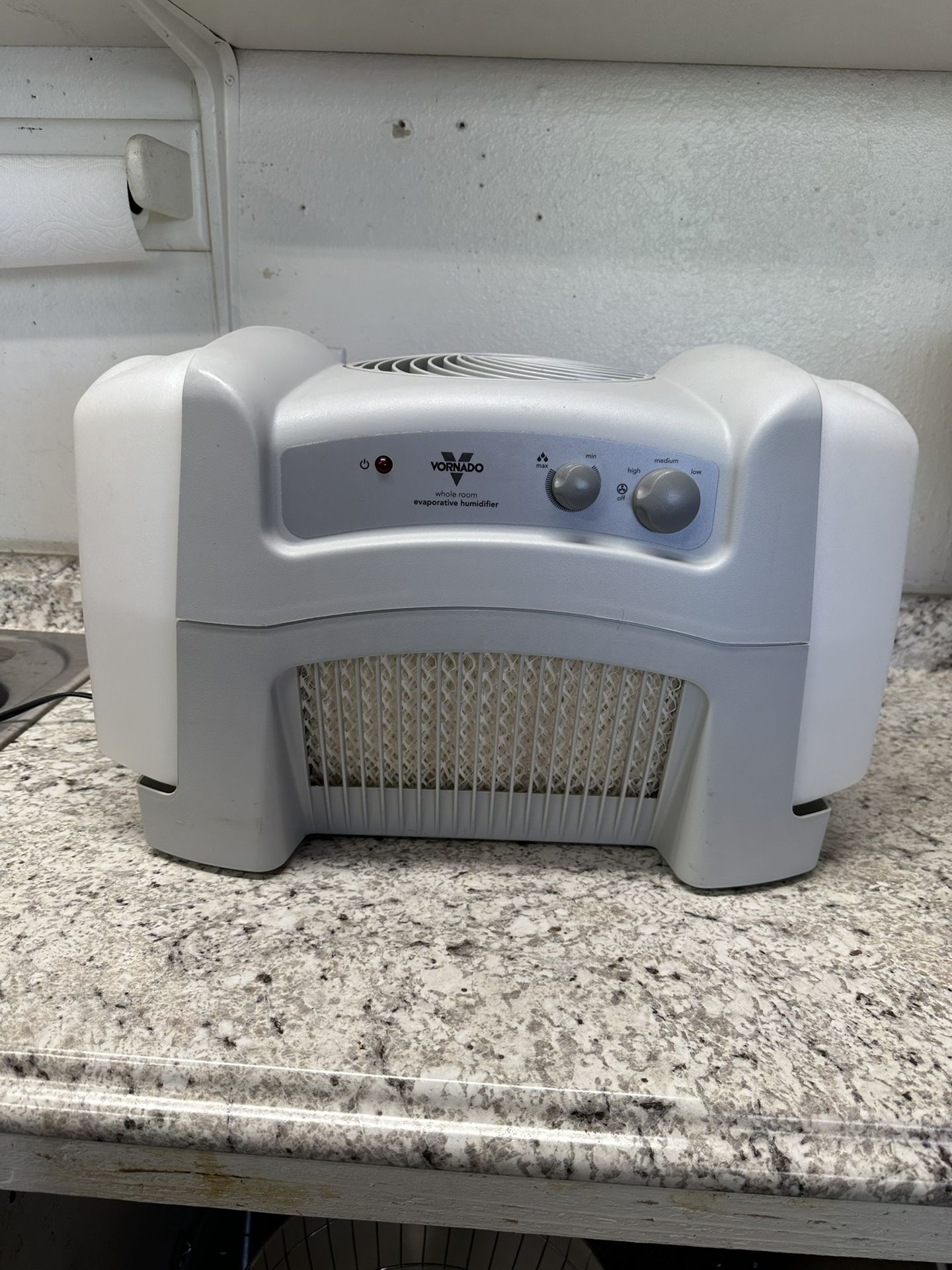 Vornado whole room evaporative humidifier with extra set of wick pads