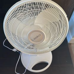 Lasko 2520 Oscillating Stand Fan,White 16 Inch Used Looks Like New No Box