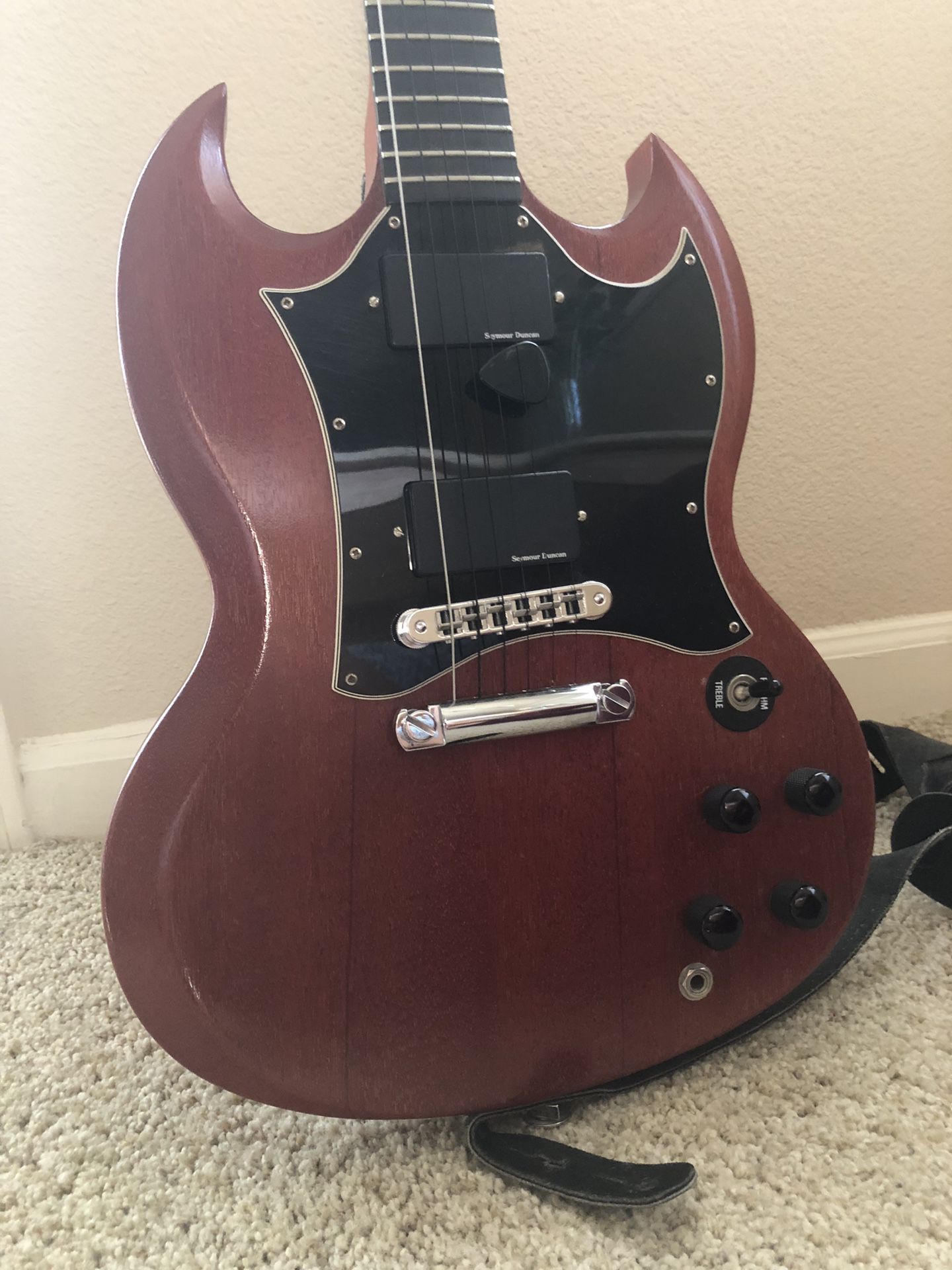 Gibson SG American made, Original worn faded cherry, with ebony fretboard and crescent moon inlays