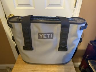YETI Hopper 20 Soft Side Cooler Fog Gray & Tahoe Blue