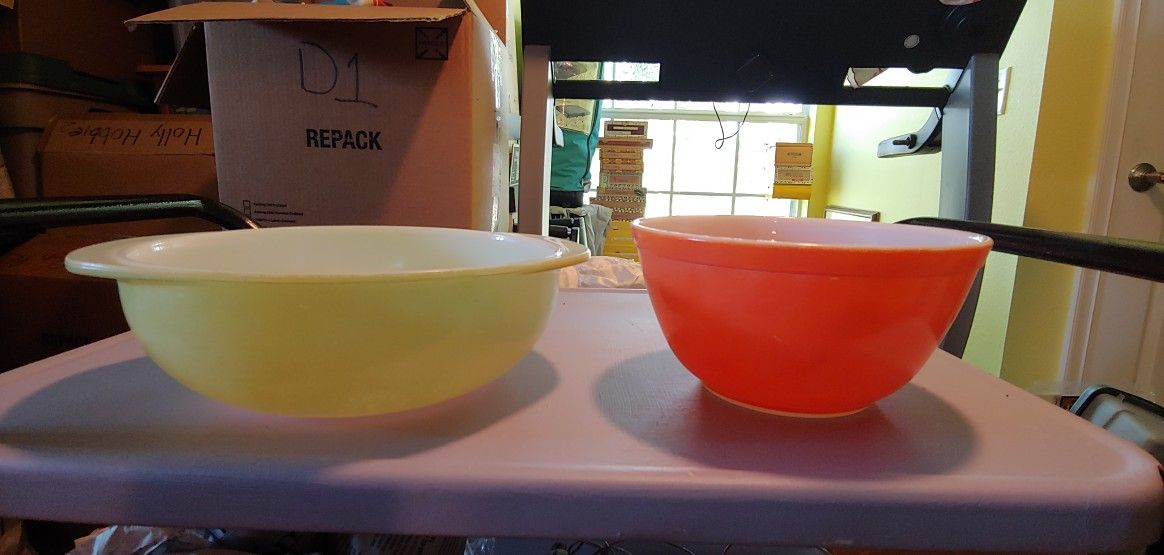 VINTAGE PYREX ORANGE & LIME BOWLS