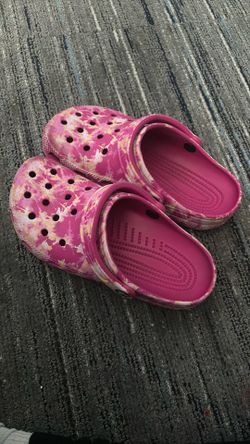 Pink crocs, Size 6 in women’s, 4 in men. Good condition