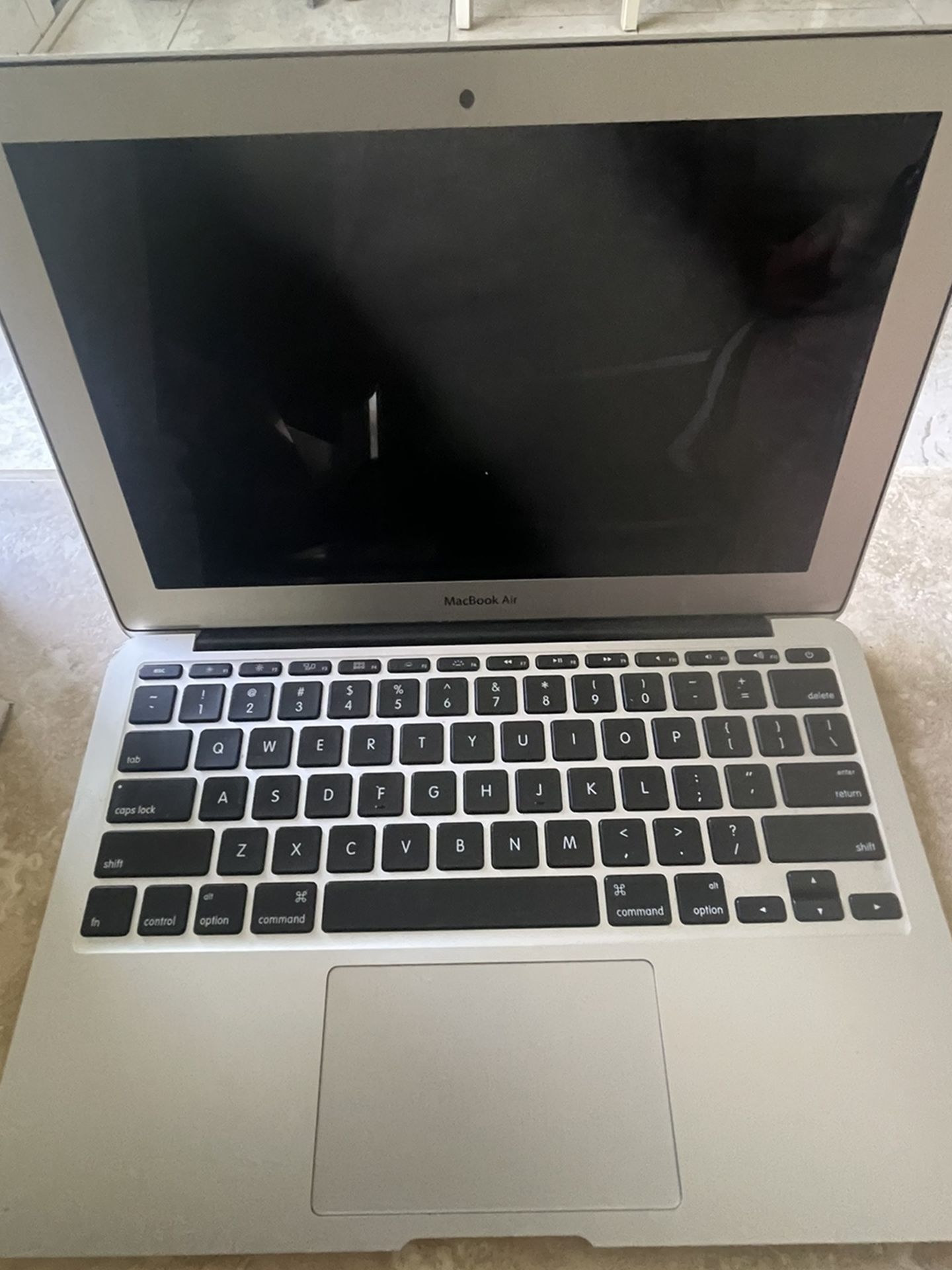 2015 MacBook Air 11 inch 1.6Ghz i5 4GB 128GB $225