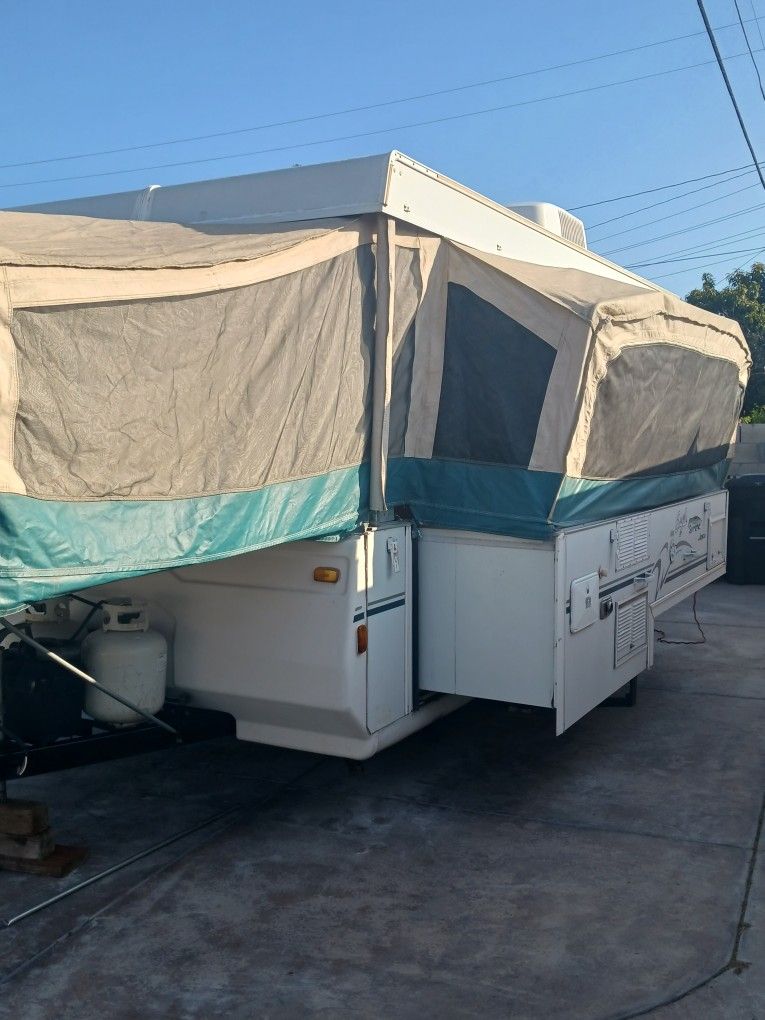 2003 Jayco Slide Out Pop Up Roof Ac Sleeps 8 for Sale in Whittier, CA