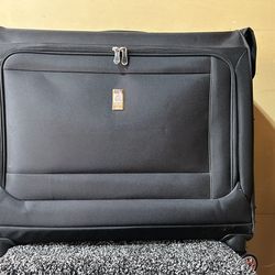 Delsey Helium Dlx Spinner Garment Bag