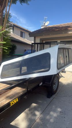 Snug top camper shell