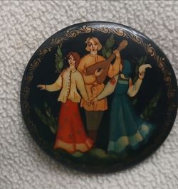 Russian Black Lacquer Hand Painted Folk Art Musicians Brooch Pinback *25.00* 1.5" Diameter