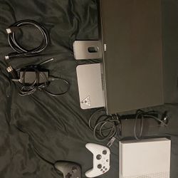 Xbox one S , 3 Controllers , Monitor 