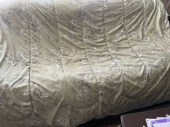 Queen size bed spread, comforter