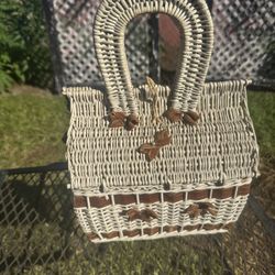 Charming vintage woven wicker basket purse timeless piece. Ideal for collectors