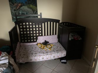 Crib that converts to a double bed..with some bedding