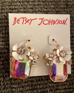 NEW Betsey Johnson Beautiful  Dangle Gemstone Earrings 