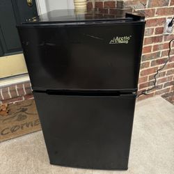 Arctic King 3.2 cu ft Refrigerator-Freezer