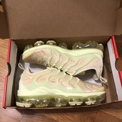 Nike Air Vapormax Plus Barely Volt