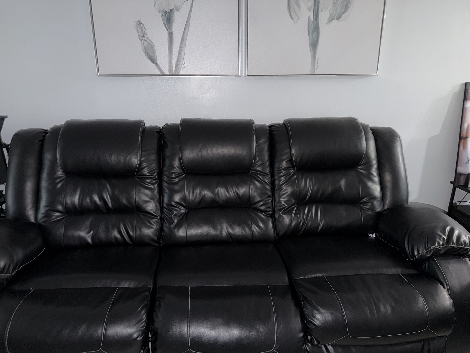 BLACK LEATHER RECLINER COUCH