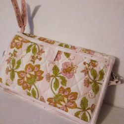 NWT SHE'S GOT BAGGAGE TRI FOLD HANDBAG FLORAL QUILTED PRINT BRAND NEW EXCELLENT LOTS OF COMPARTMENTS AND ADJUSTABLE STRAP.  I HAVE 2. PACKAGED WITH LO