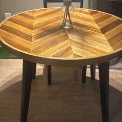 Green Sofá  And Dinner Set 