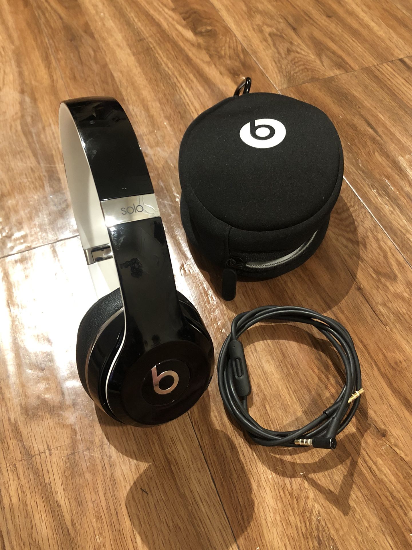 Beats by Dr. Dre Solo2 Wired On-Ear Headphones with wire and case