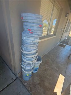 10 buckets with lids chemical resistant