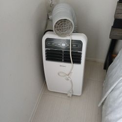 AC UNIT Portable 8,000 Btu . Like New!