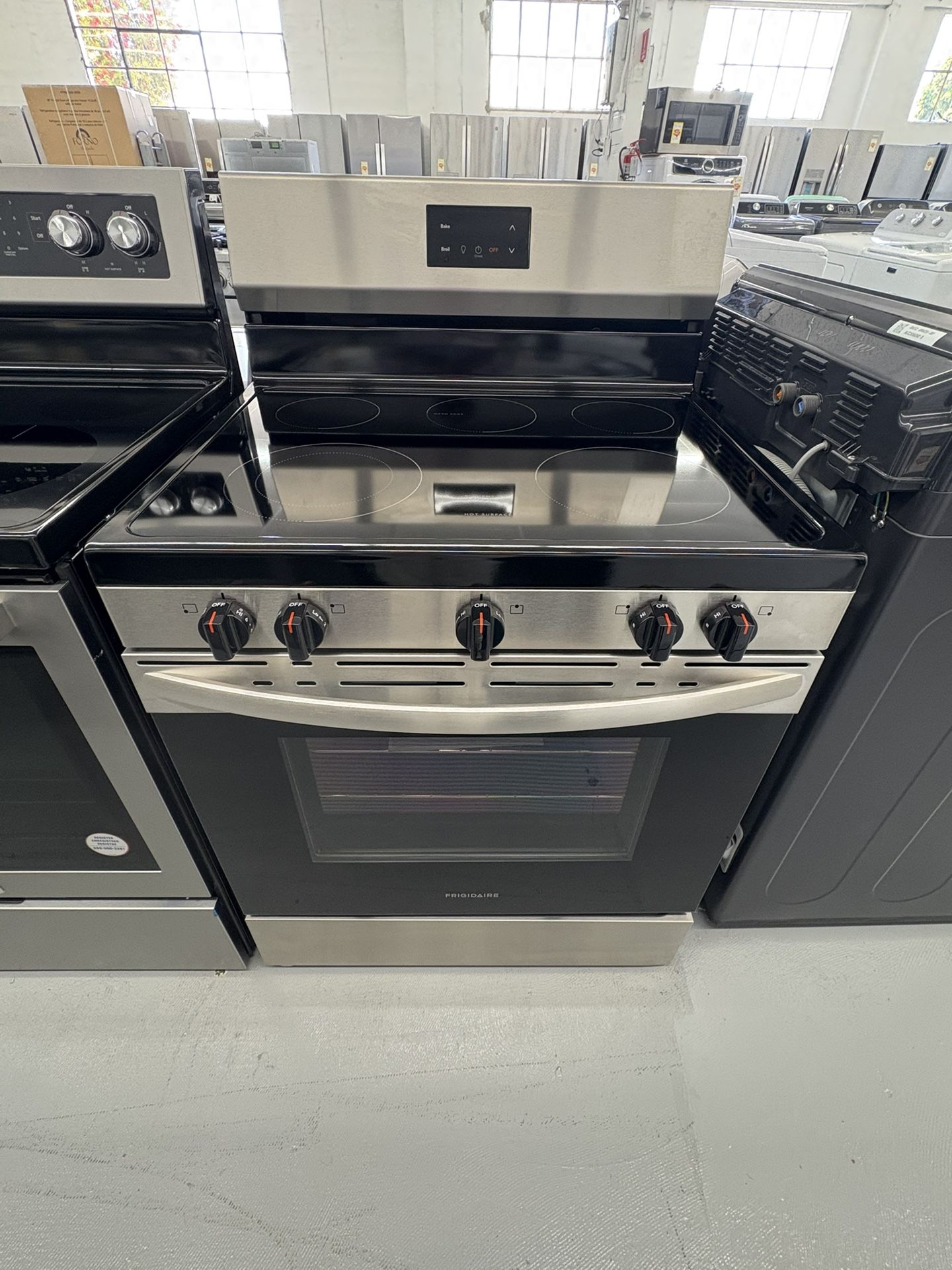 Frigidaire 30β Electric Stove / 1 Years Warranty