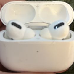 Apple AirPods Pro With Case Charger