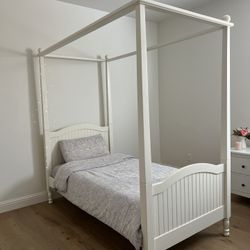 Pottery Barn Kids Canopy Bed (Twin) for Sale in San Diego, CA