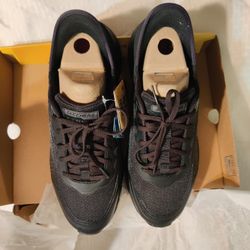 Men's 10.5 Black Skechers Work Shoes Non-skid  New In The Box