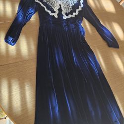 Vintage Jessica Mcclintock Velvet and Lace Blue Black Dress with Pockets.