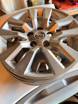 Nissan Alloy Wheel Hubcap Silver