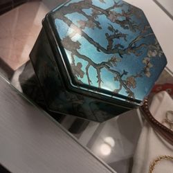 Beautiful Tin Design $4