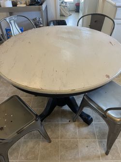 Farmhouse Round Kitchen Table