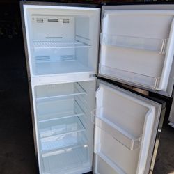 10.1 cu. ft. Top Freezer Refrigerator in Black Used 