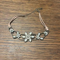 Choker floral two little stones missing